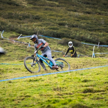 Orange Team rider on Blue Orange Switch 7 in open fields