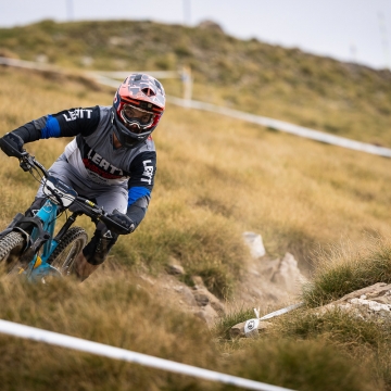 Orange Team rider on Blue Orange Switch 7